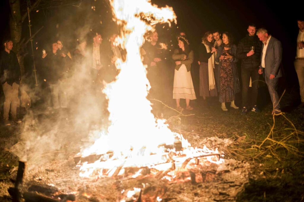 Feuer bei Boho Hochzeit in Irland