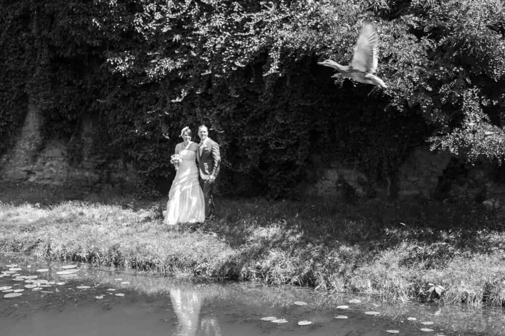 Schwarz-Weiß Bild eines Brautpaares beim Paarshooting an einem Fluss