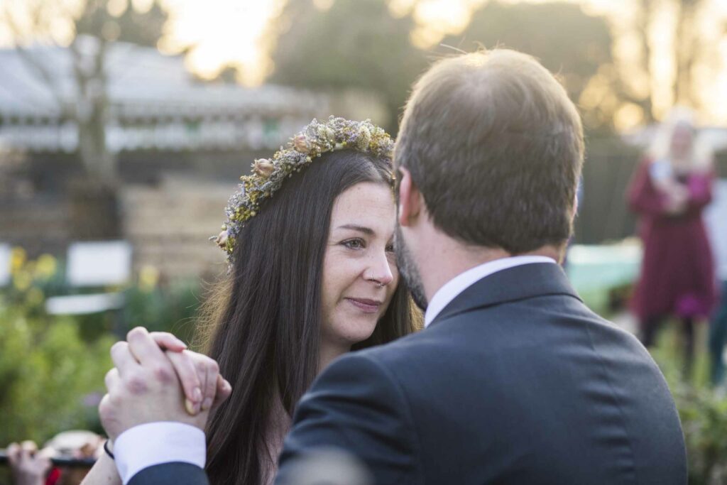 Tanzendes Brautpaar bei Boho Hochzeit in Irland