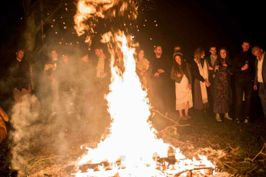 Lagerfeuer mit freiunden beim Kranzbinden