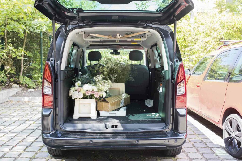 Blumen und Dekoration im Auto von Blossem weddings Hochzeitsplanerin Bremen