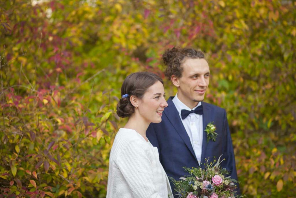 Brautpaar bei einer Hochzeit im Herbst