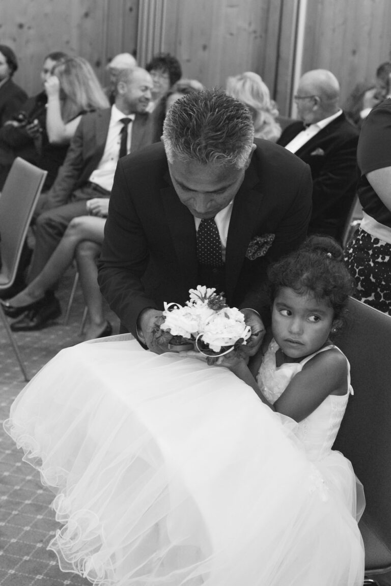 Kind bei Hochzeit mit Fotograf