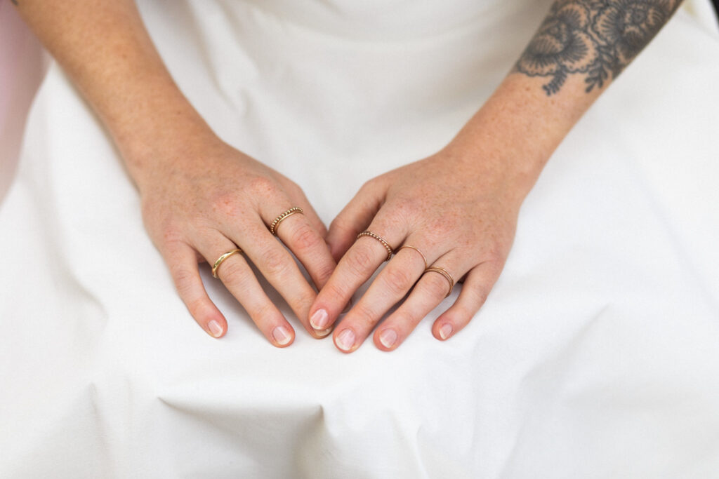 Hände der Braut mit Ringen nachhaltige Hochzeit