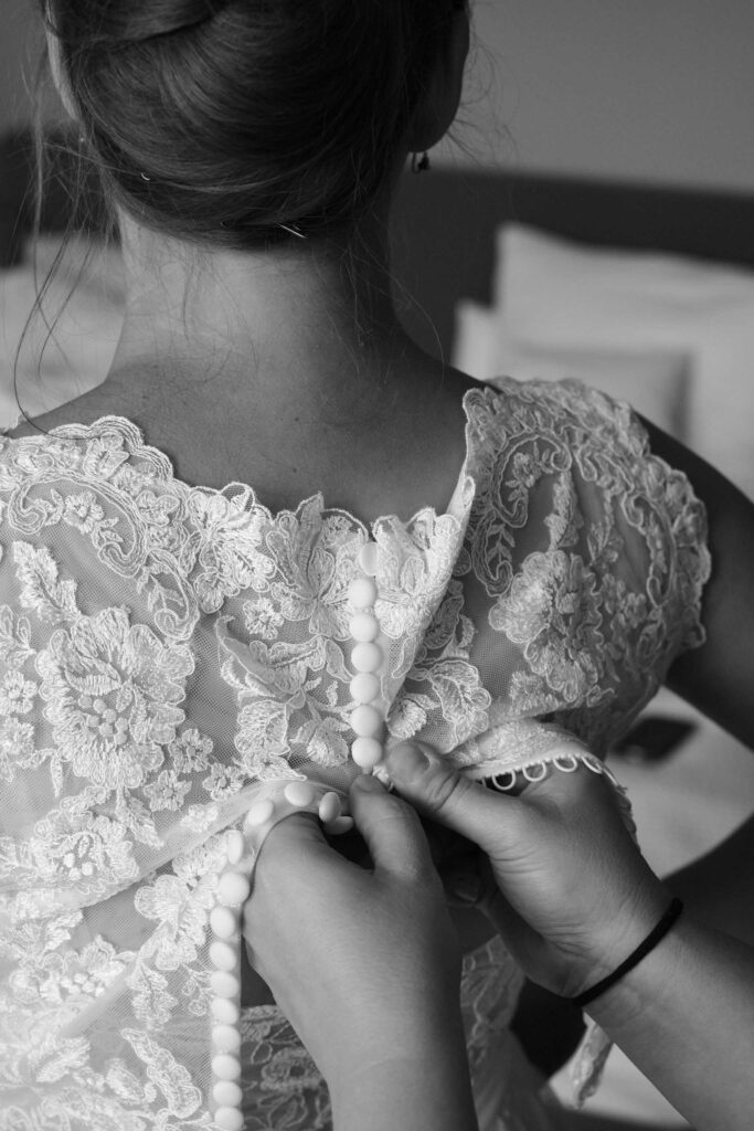 Braut mit Kleid beim Getting Ready vor der Trauung